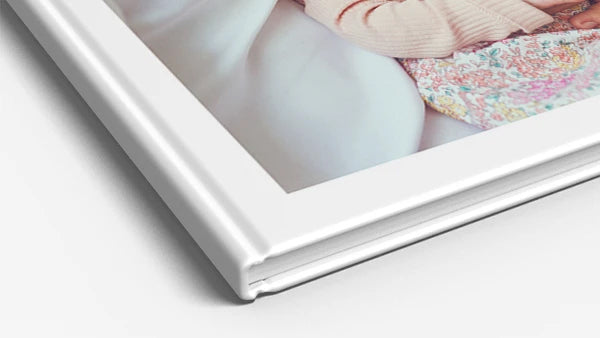 Fotolibro con copertina rigida aperto su una doppia pagina