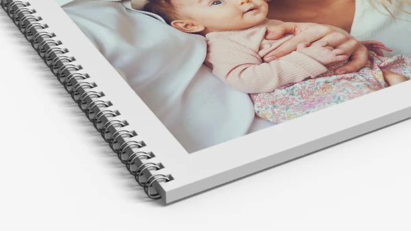 Fotolibro con rilegatura ad anelli metallici, aperto in piano